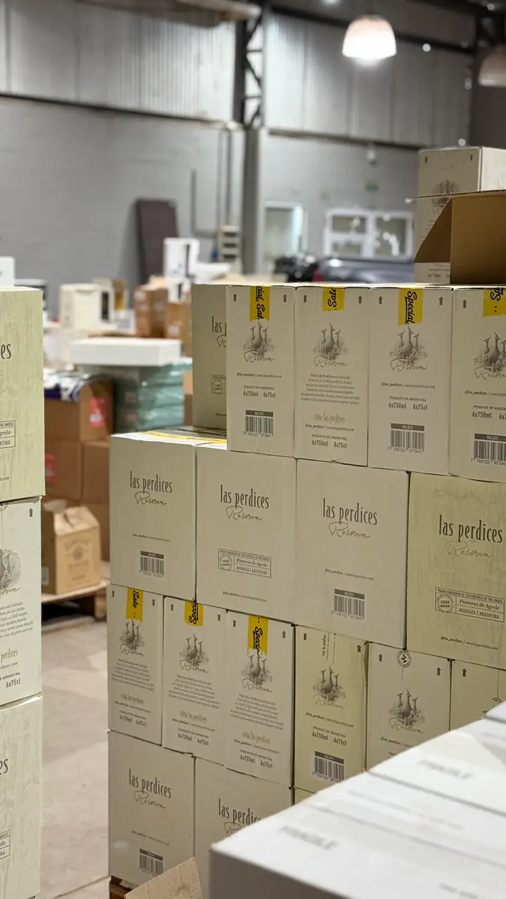 Cajas de Las Perdices apiladas en el depósito